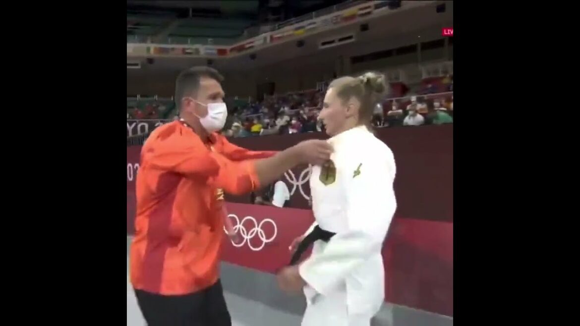 La judokate allemande Martyna Trajdos reveillée par son coach au Jeux Olympiques de Tokyo 2020