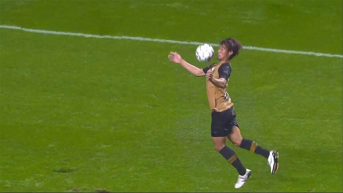 Regardez comment Hidemasa Morita est devenu une bête dans le CD Santa Clara !