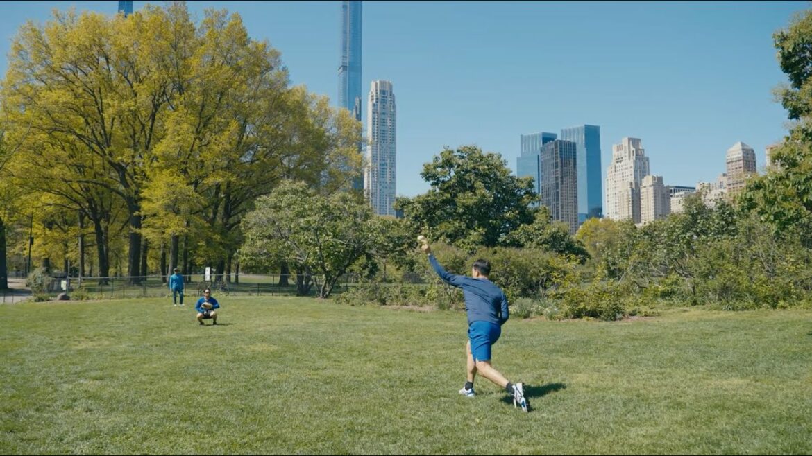 Yusei Kikuchi fait une halte à Central Park pour lancer avant son départ !