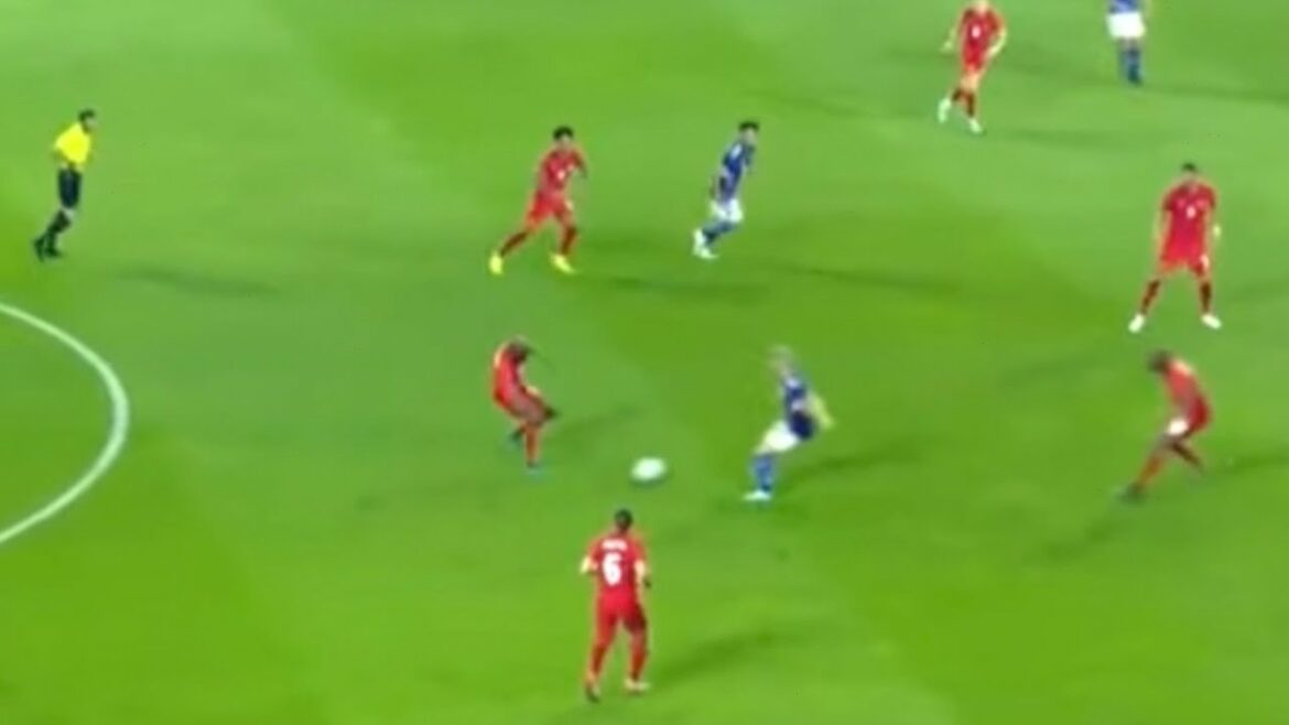 Takuma Asano qui a perdu le ballon comme un mensonge