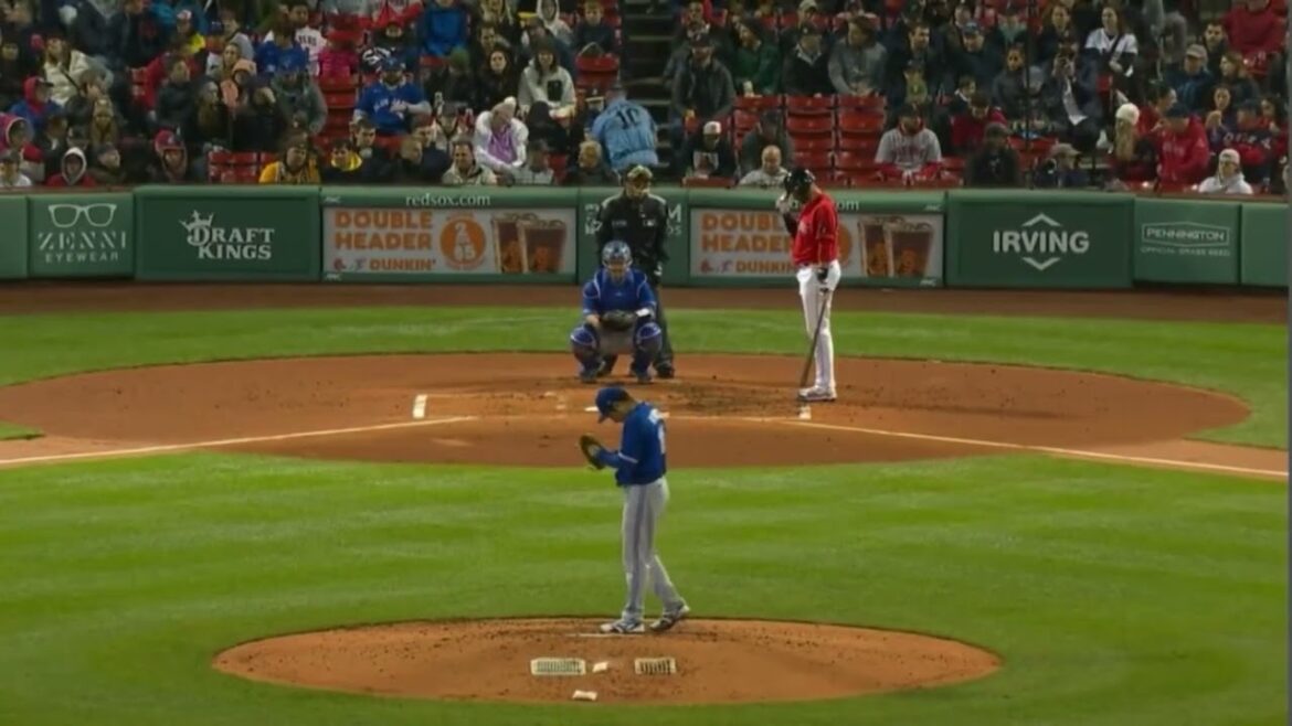 Yusei Kikuchi se lèche les doigts en se tenant debout sur le caoutchouc et Angel Hernandez appelle la balle