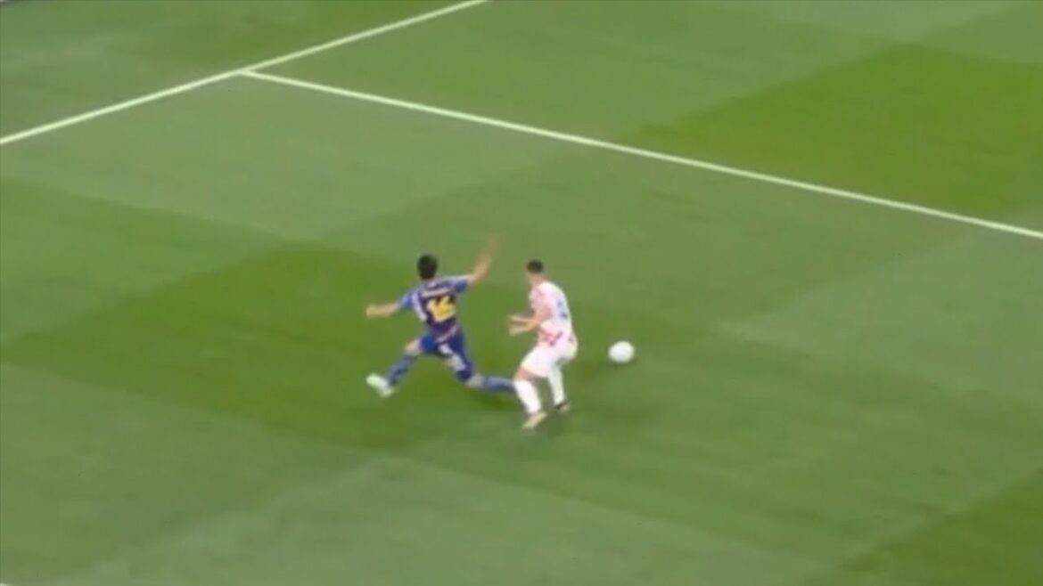 Takehiro Tomiyasu fait une fausse passe