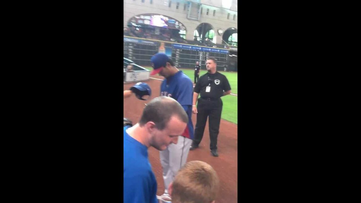Yu Darvish signe des autographes pour les fans 10/05/13
