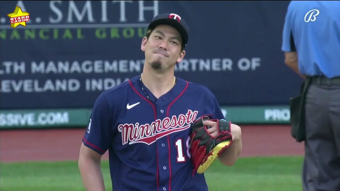 Même le lanceur des Twins Kenta Maeda admire le coup de circuit qu'il a cédé à Franmil Reyes des Indiens