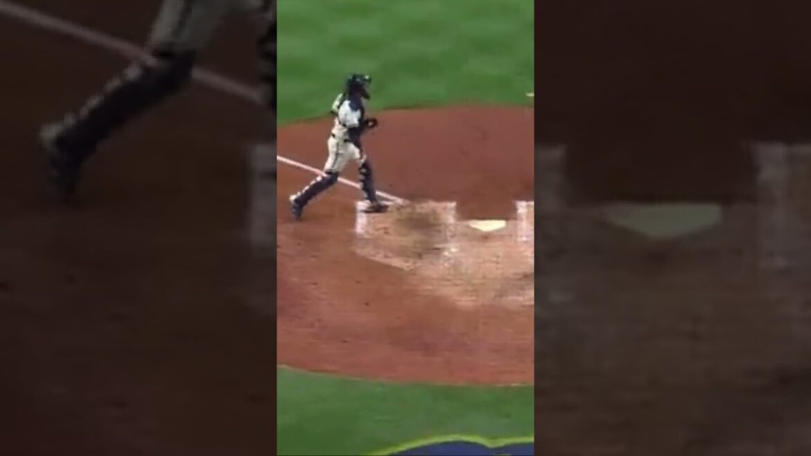 Seiya Suzuki réussit un coup de circuit à l'intérieur du parc !  😱