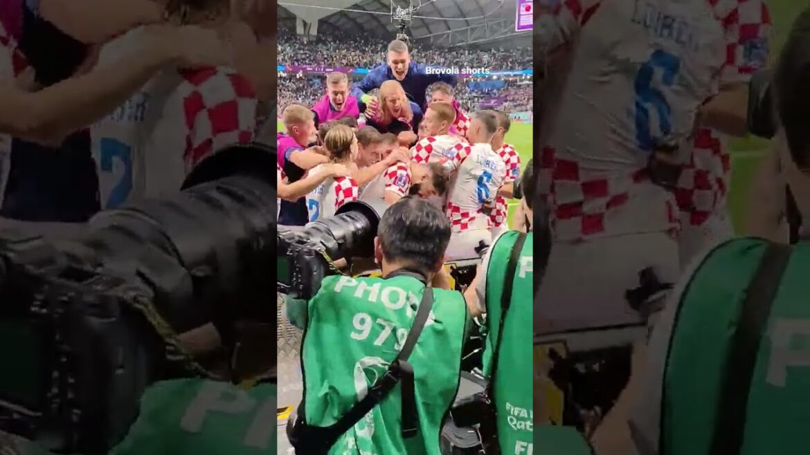 Cette vue du penalty et de la célébration de la victoire de la Croatie est 🇭🇷#croatiavsjapan #winningcelebration