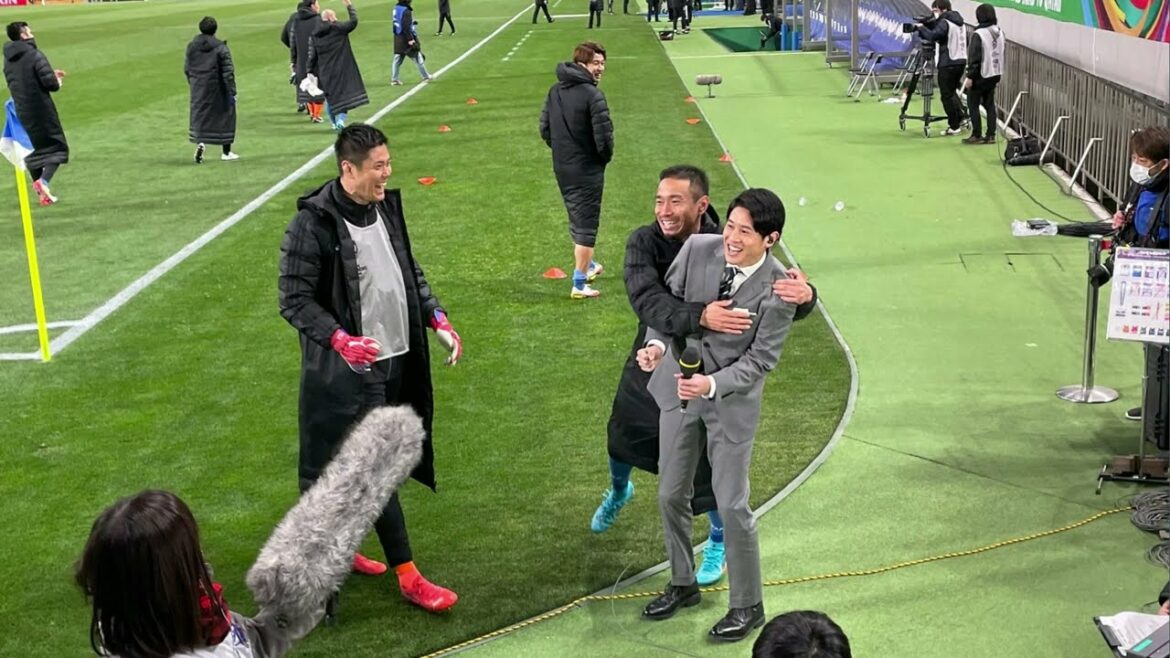 Eiji Kawashima, qui vient mettre en place un tsukkomi de niveau accident diffusé lors du commentaire en direct d'Atsuto Uchida