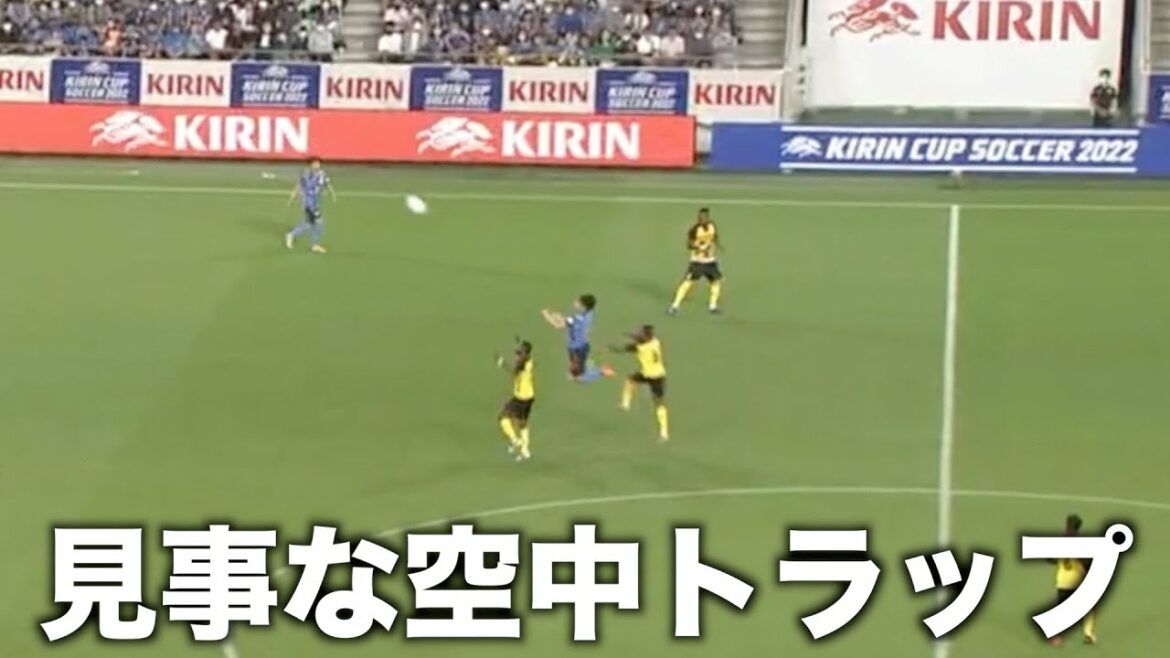 Kiyo Ueda qui emprisonne sa poitrine en l'air