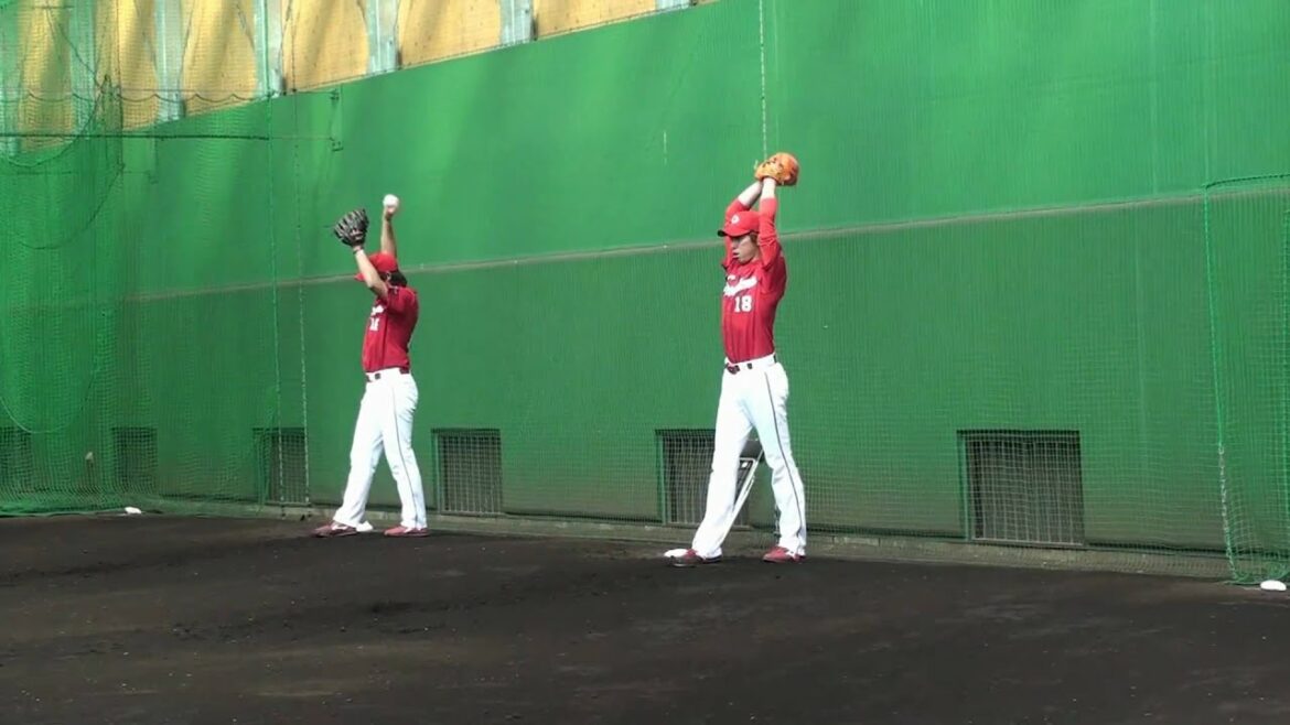 Kenta Maeda et Takeshi Imamura lancent dans l'enclos des releveurs