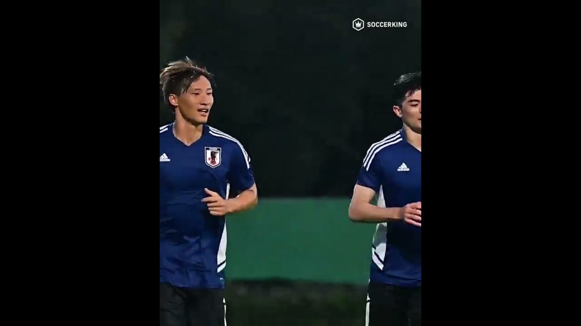 Shogo Taniguchi (Kawasaki Frontale) et Makinosuke Hatanaka (Yokohama F. Marinos) courant côte à côte pendant le temps de recharge après l'entraînement du 17, le premier jour du camp d'entraînement. Nous parlons sérieusement. Est-ce que le thème est la théorie du dos central ?  ?  #Shorts