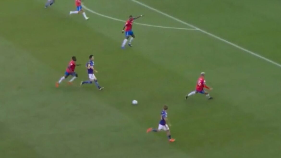 Daichi Kamata fait une passe que je n'ai vue que sur PES