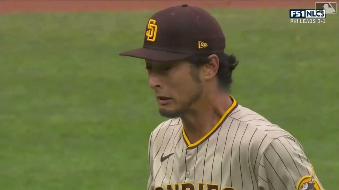 Yu Darvish, qui lance bien, est touché par la balle de retour d'un receveur accidentel.