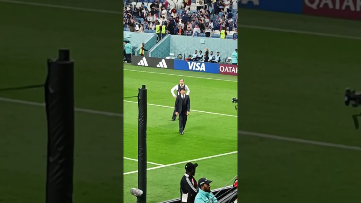 Hajime Moriyasu🇯🇵 Le Japon s'incline devant ses fans en signe de gratitude #shortvideo #shorts #shots#japan #love#respect