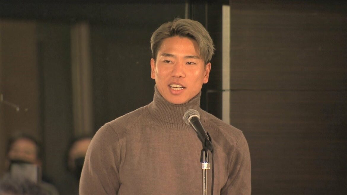 "Je ferai de mon mieux pour viser la prochaine Coupe du monde" Takuma Asano, qui a marqué un but par derrière contre l'Allemagne, rentre chez lui