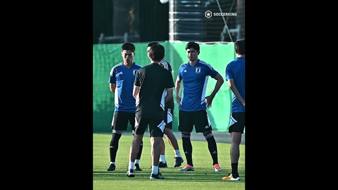 SAMURAI BLUE a écouté les paroles de l'entraîneur Moriyasu avant le début de l'entraînement. Ensuite, Shogo Taniguchi (Kawasaki Frontale), qui a été désigné par le réalisateur comme candidat au poste de capitaine cette fois, a commencé le match par des salutations !  #Shorts