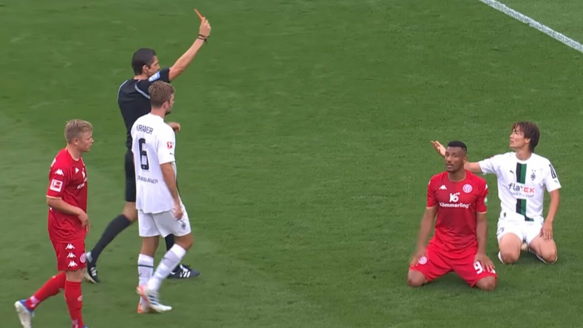 Scène du carton rouge de Kou Itakura