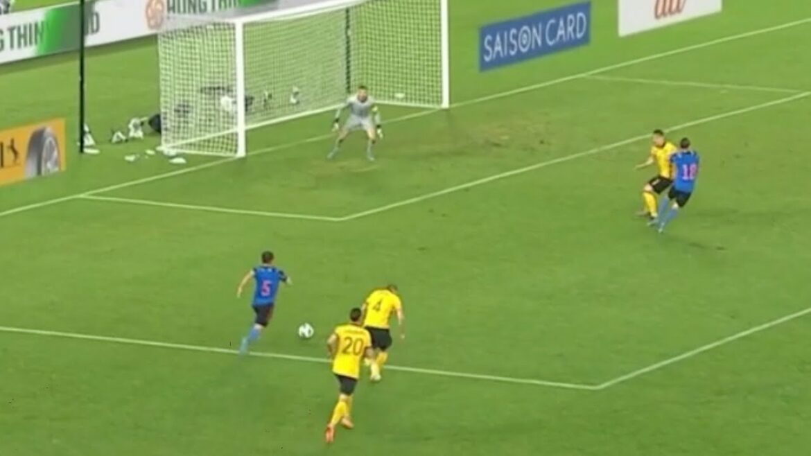 Takumi Minamino "Nagatomo, frappe-le"