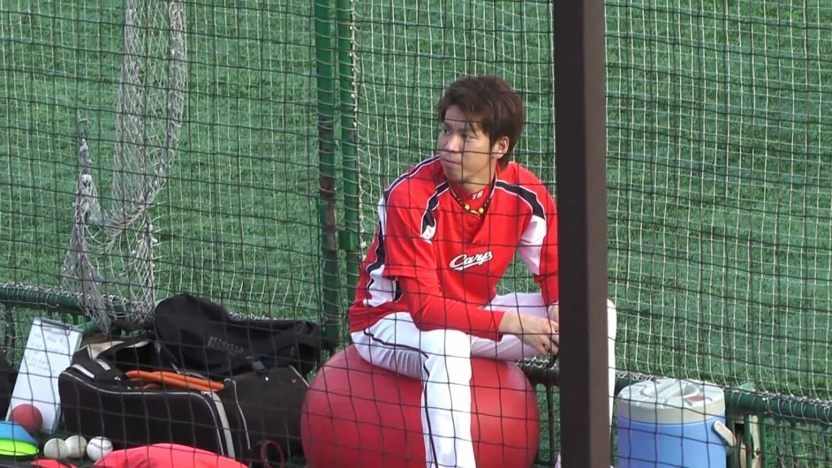 Le lanceur Kenta Maeda répond aux acclamations des fans d'Hiroshima Carp20101010