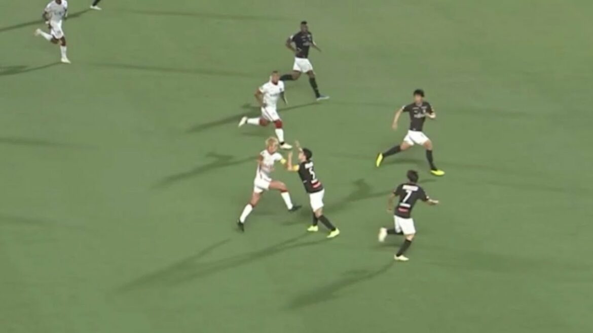 Yuma Suzuki repousse Taniguchi sans regarder le ballon