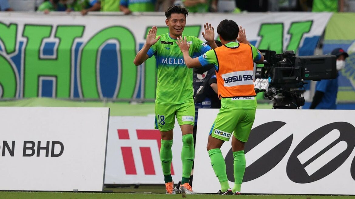Shooto Machino, qui a volé le ballon à la défense coordonnée du côté droit, a dribblé les défenseurs les uns après les autres, et lorsqu'il est entré dans le côté droit de l'AP, il a remporté un match en tête-à-tête avec le GK et a marqué un gros point en plus ![Objectif de ramassage dans la section 32]