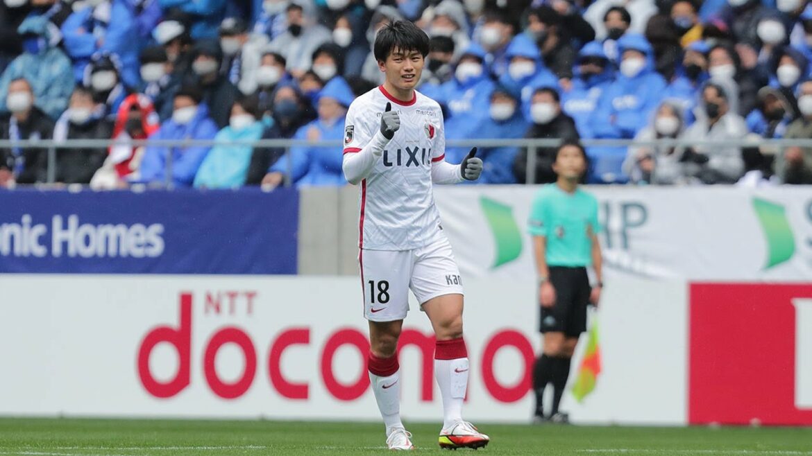 Kiyo Ueda frappe son pied droit avec un saut exquis ! Un puissant tir à mi-distance perça le but, donnant l'avantage à Kashima ![Objectifs à relever dans la section 1]