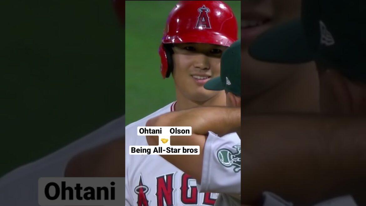 Shohei Ohtani rit avec Matt Olson