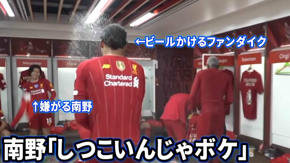 Takumi Minamino se fait taquiner par Fandyke