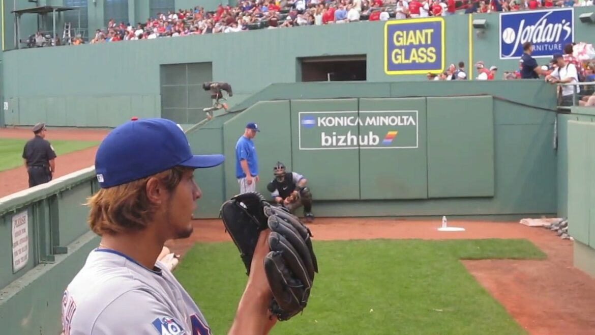 Yu Darvish Bullpen - Fenway Park 6 août 2012. WWW.BULLPENVIDEOS.COM
