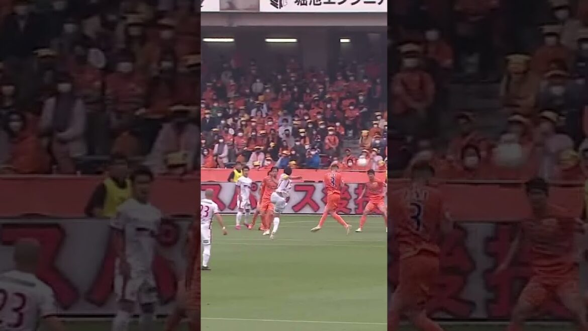 Le représentant japonais GK Shuichi Gonda empêche un tir de super volée avec un super arrêt 🔥[Clipping]24 mai 2022 #short