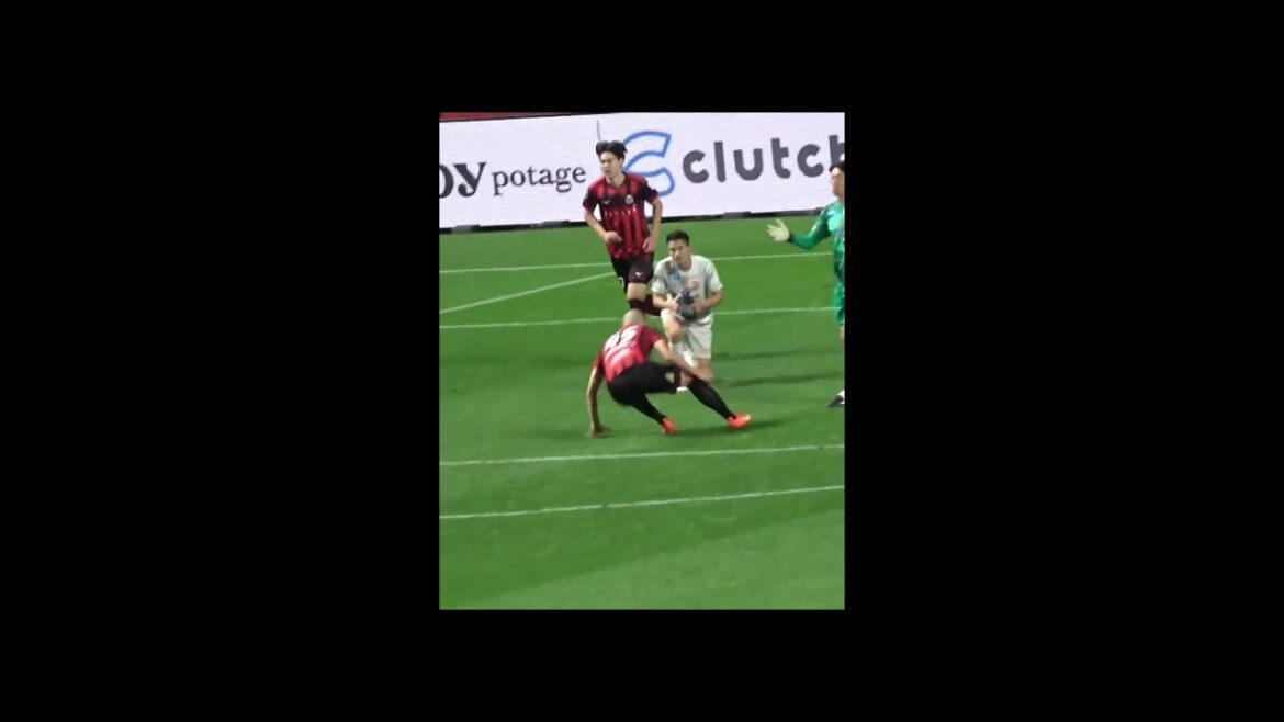 Sapporo FW Nakajima n'a pas réussi à prendre une faute de Shimizu GK Gonda