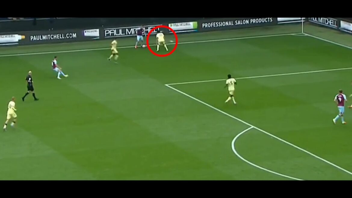 Takehiro Tomiyasu dans Arsenal vs Burnley • Angleterre Premier League