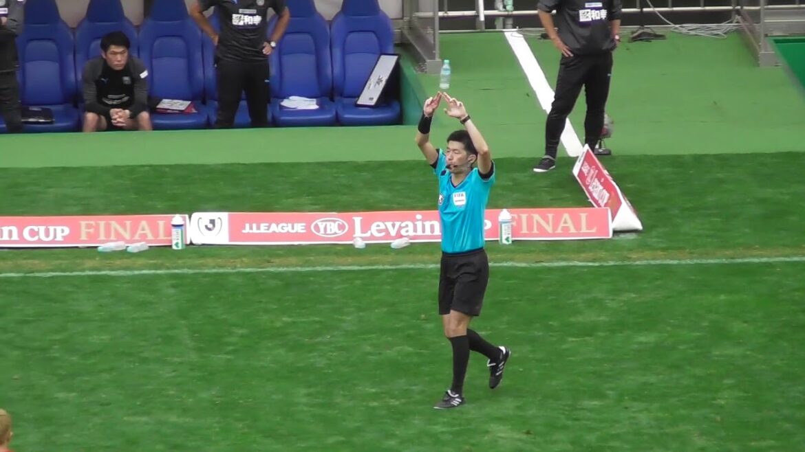 [VAR]One-shot rouge Première mi-temps de la prolongation Shogo Taniguchi a envoyé le match contre Consadole Sapporo le 26 octobre 2019 Finale de la Coupe Levain