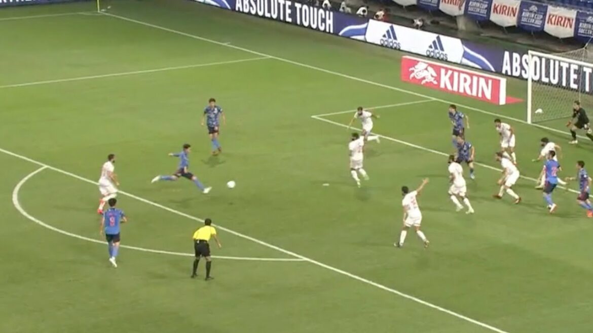 Takumi Minamino fait semblant de mentir