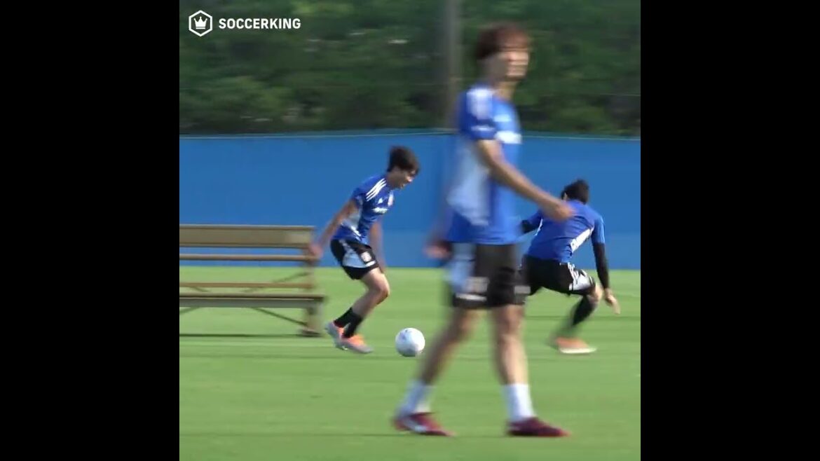 Kaoru Mitoma et Shogo Taniguchi s'affrontent en tête-à-tête