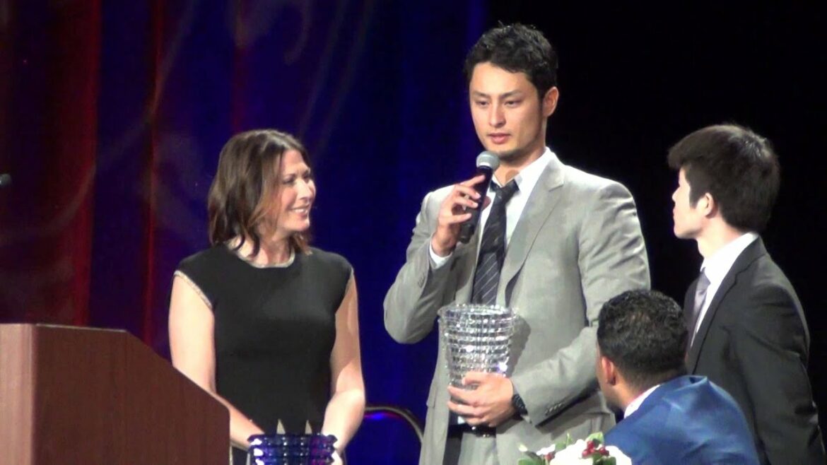 Yu Darvish Texas Rangers Cérémonie de remise des prix du meilleur lanceur Interview en anglais 2015!  (23 janvier 2015)