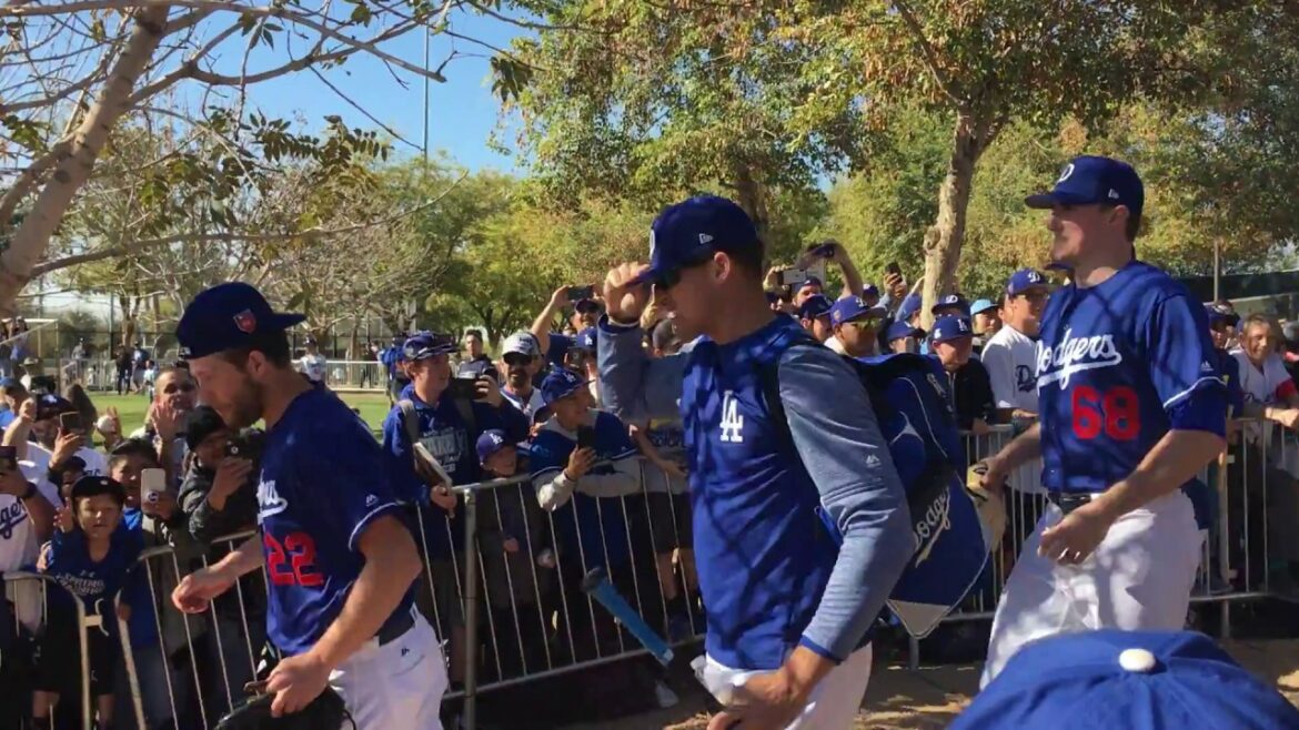 Kenta Maeda arrive à l'entraînement de printemps