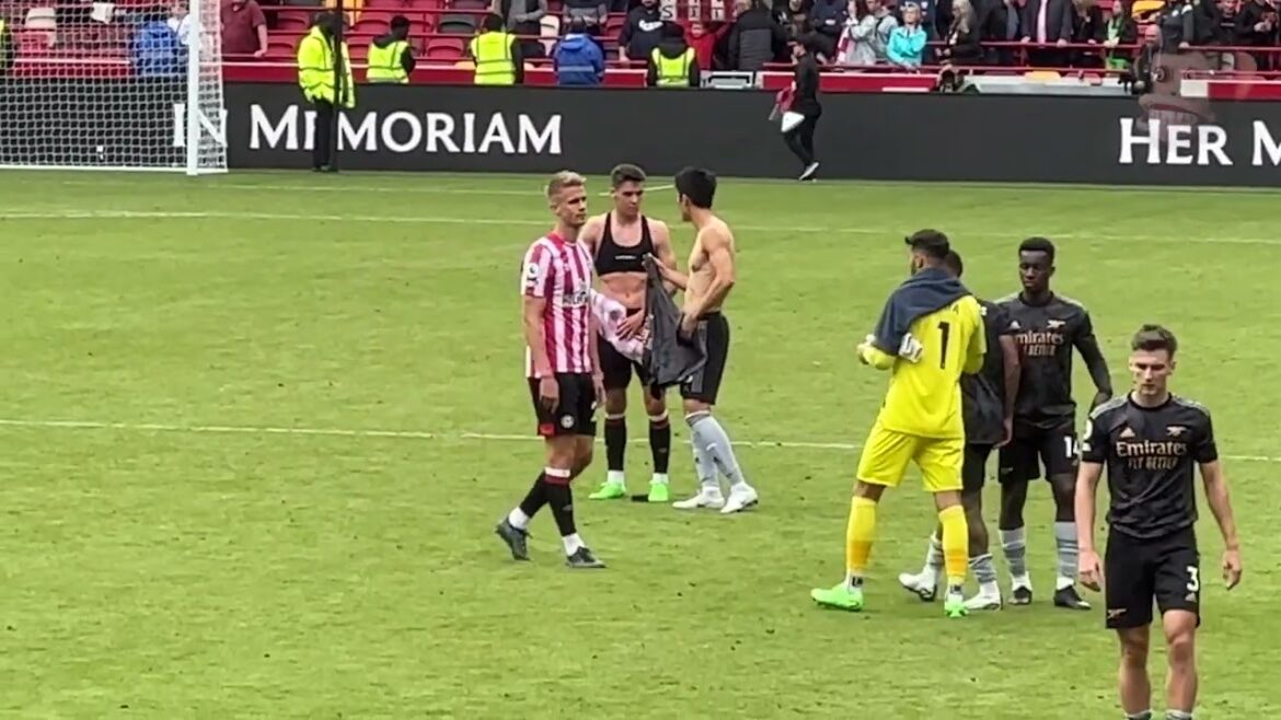 [Libération anticipée]Niki Tomiyasu Takehiro à moitié nu qui réalise une réunion touchante avec le camarade de l'ère de Bologne Aaron Hickey