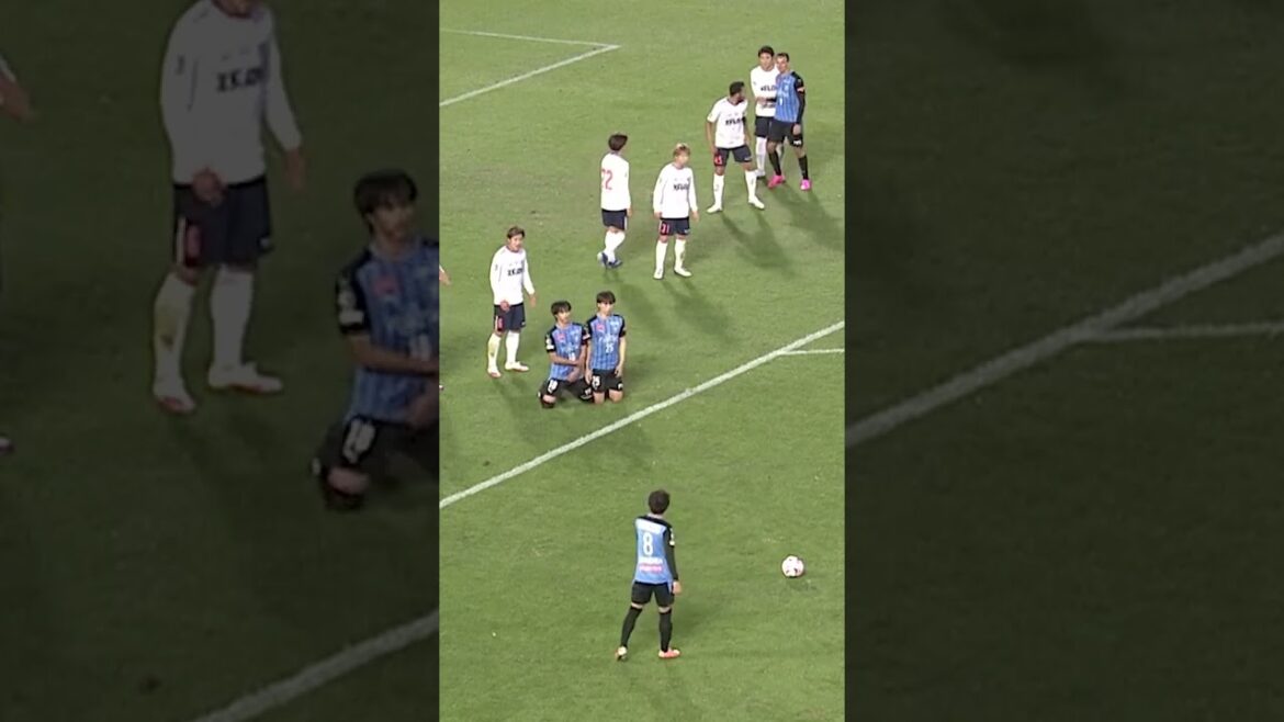 [Saginuma Brothers]Kaoru Mitoma x Midori Tanaka cachent le ballon aux GK dans la scène FK 👀[Clipping]7 décembre 2022 #shorts