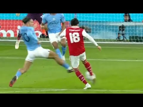 Takehiro Tomiyasu, qui travaille dur pour sceller Grealish, a un point culminant avec un tir puissant ! Takehiro Tomiyasu, qui travaille dur pour sceller Grealish, a un point culminant avec un tir puissant !