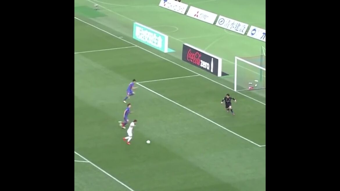 Menez à une victoire par derrière avec un tir puissant !  ! Playback de l'ère J-League de Takuma Asano🎥[clipping]24 novembre 2022 #shorts