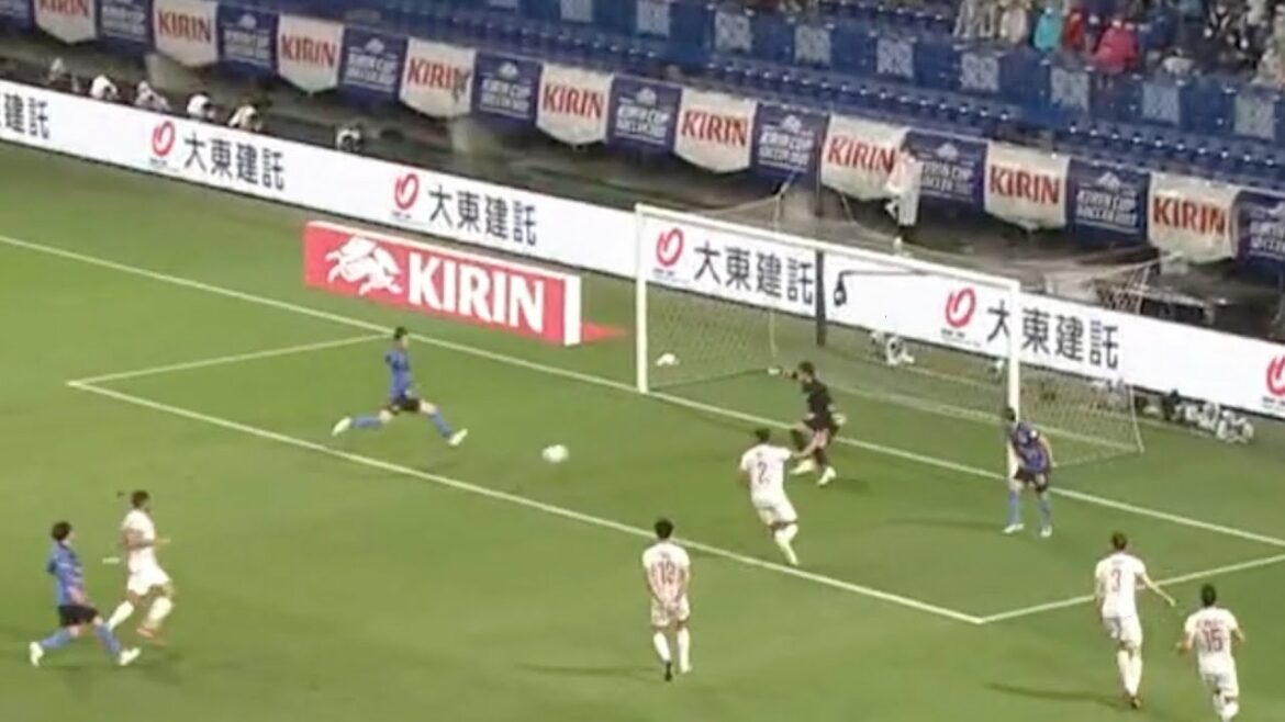 Daichi Kamata fait semblant d'être allongé devant le réalisateur Moriyasu