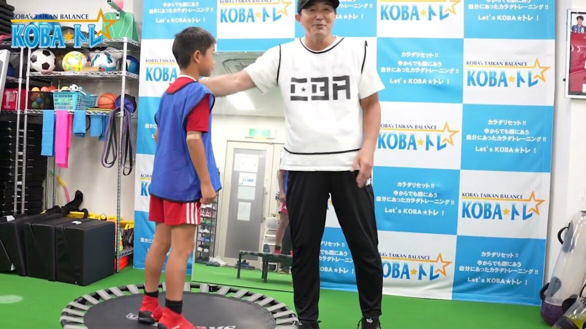 École super élémentaire 2e année Shinta Nishiyama et entraînement au trampoline sur tapis fonctionnels