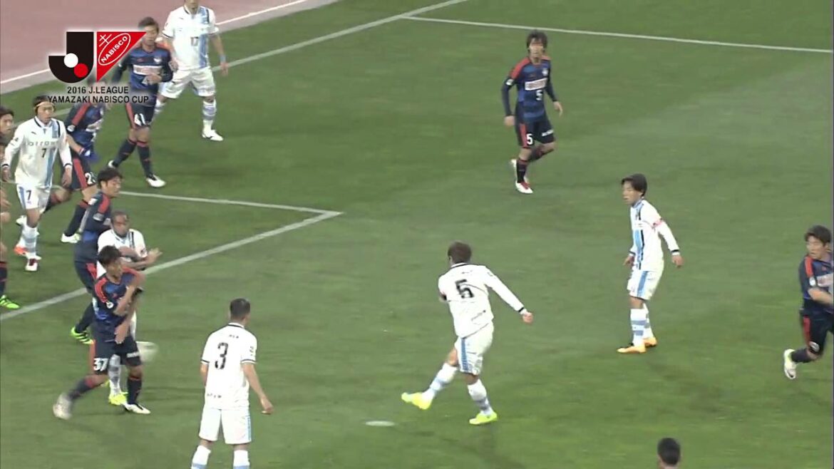 Shogo Taniguchi (Kawasaki F) balance une balle lâche d'un CK avec son pied droit[Vidéo de but : YNC GS Sec.3 Niigata contre Kawasaki F]