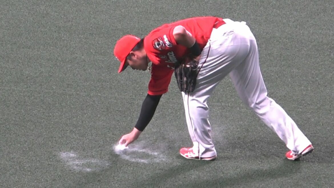 Seiya Suzuki gribouillant le maillot numéro 60 d'Okabayashi au bon endroit pendant le match (2021/10/07)