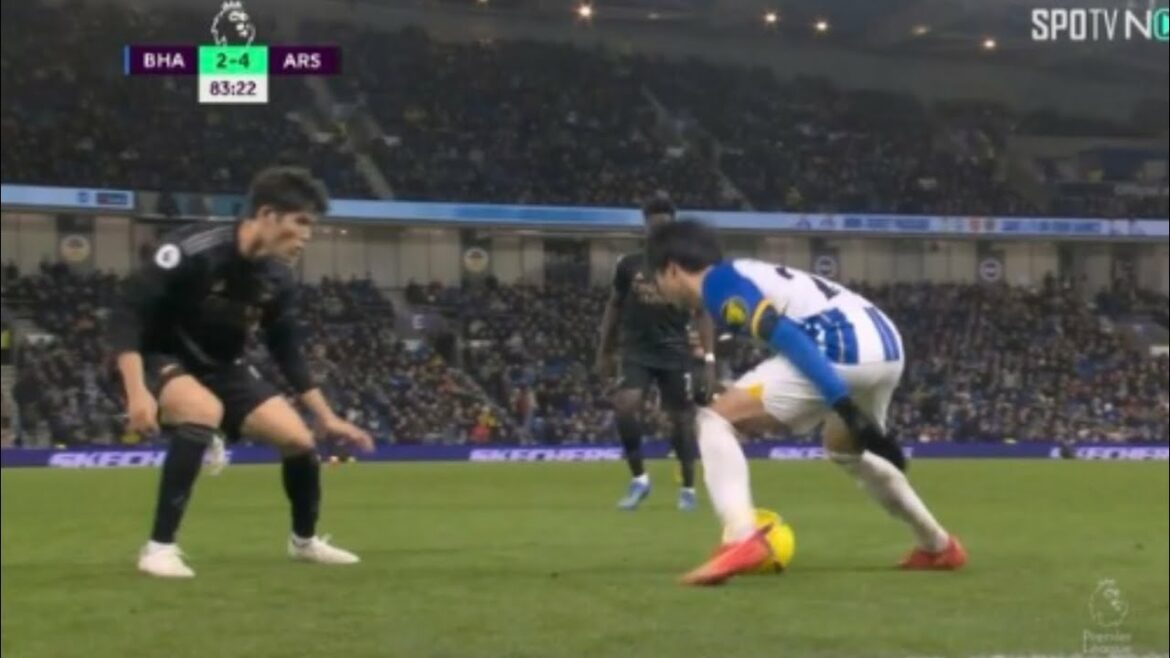 Moment Duel Two Japon Kaoru Mitoma vs Tomiyasu ( Arsenal vs Brighton Albion 01/01/2023 )