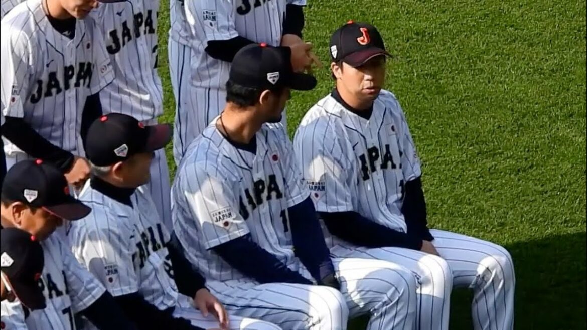 Yu Darvish et Tetsuto Yamada parlent lors d'une photo de groupe[Samurai Japan Miyazaki Camp]2023.2.17