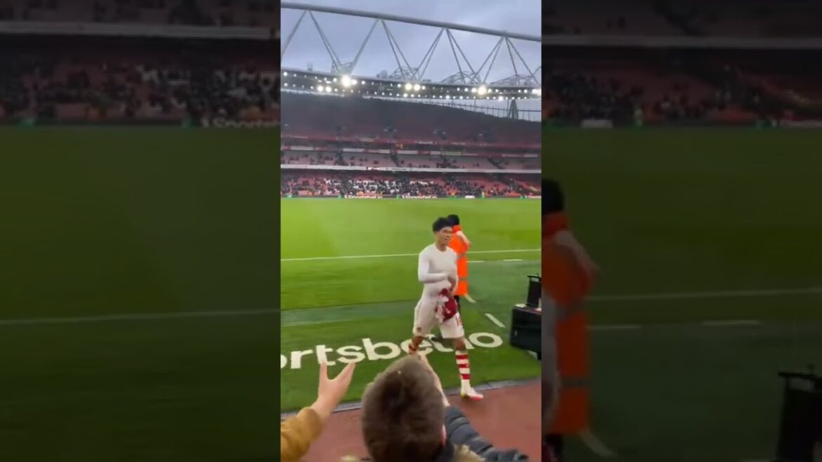 Takehiro tomiyasu présente un maillot à un fan de #shorts arsenal