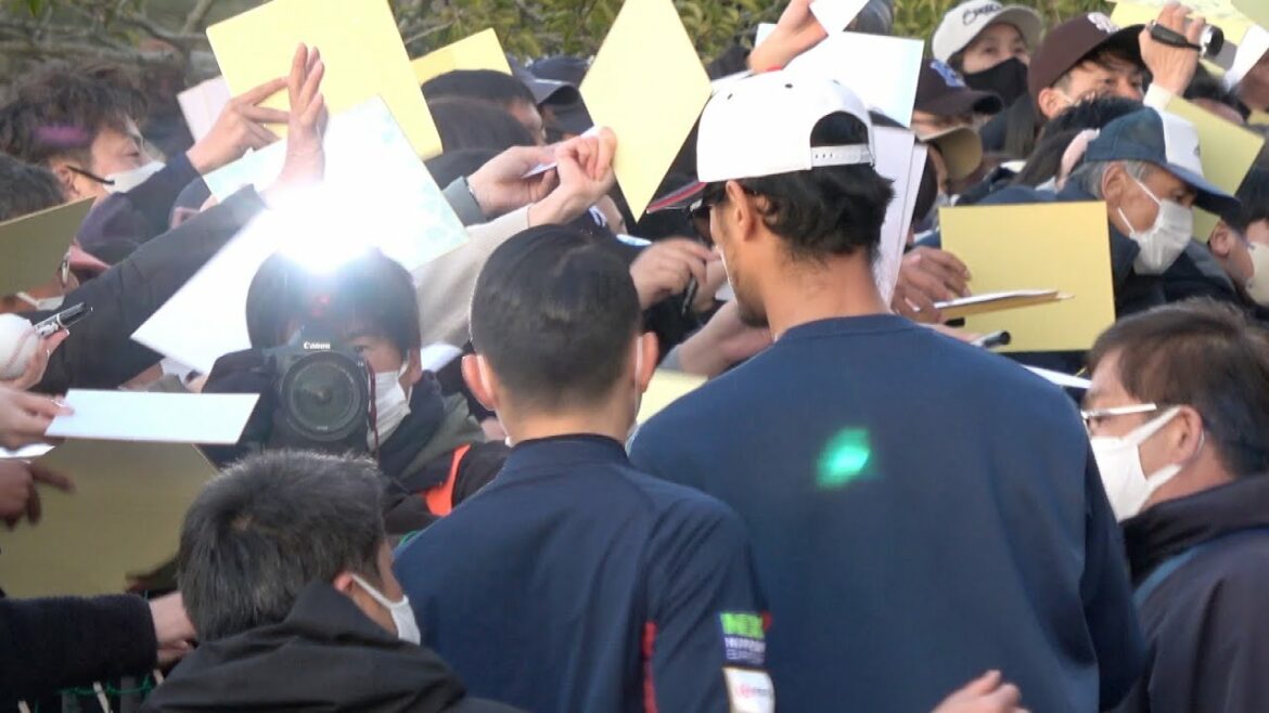 [Samurai J]Yu Darvish signe des autographes après le match