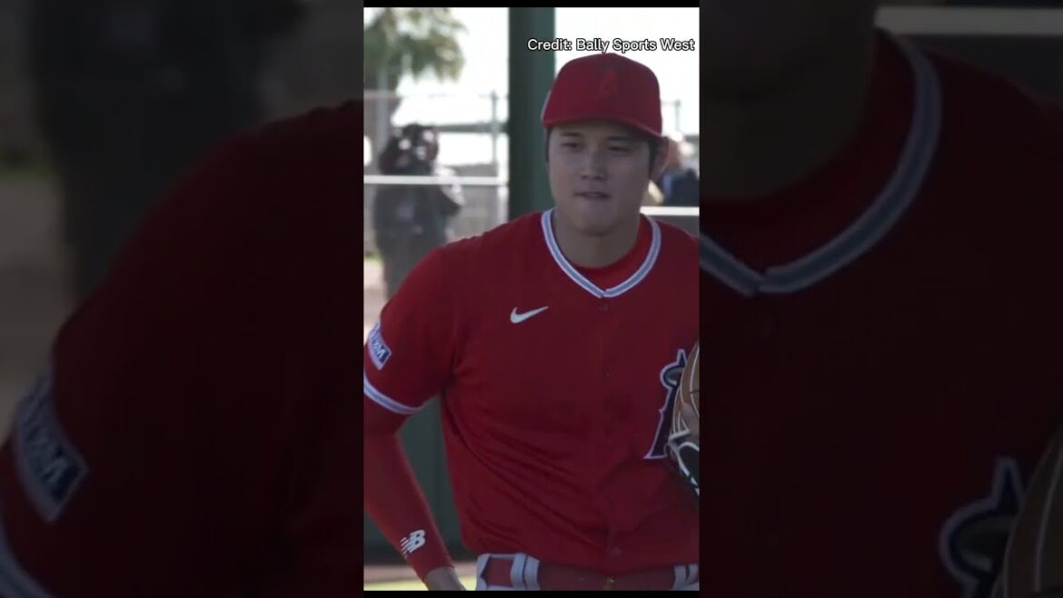 Shohei Ohtani lance une séance d'enclos lors du premier entraînement printanier des Angels Shohei Ohtani Baseball