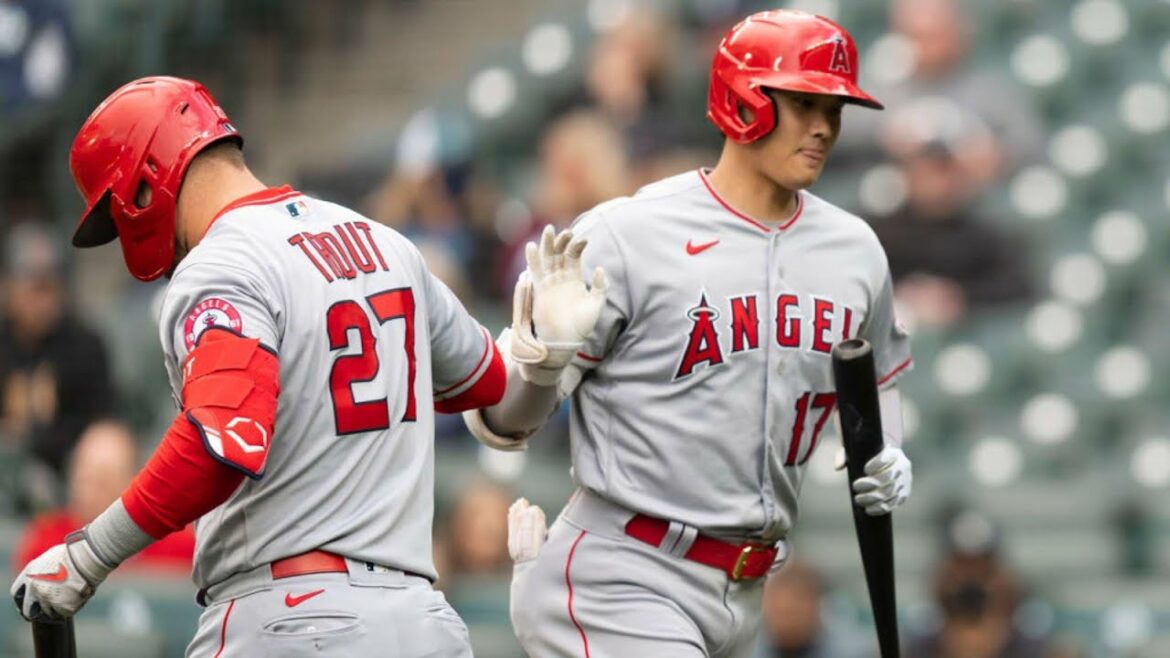 Mike Trout réagit aux coups de circuit de Shohei Ohtani pour l'équipe du Japon lors du match d'exhibition de la World Baseball Classic